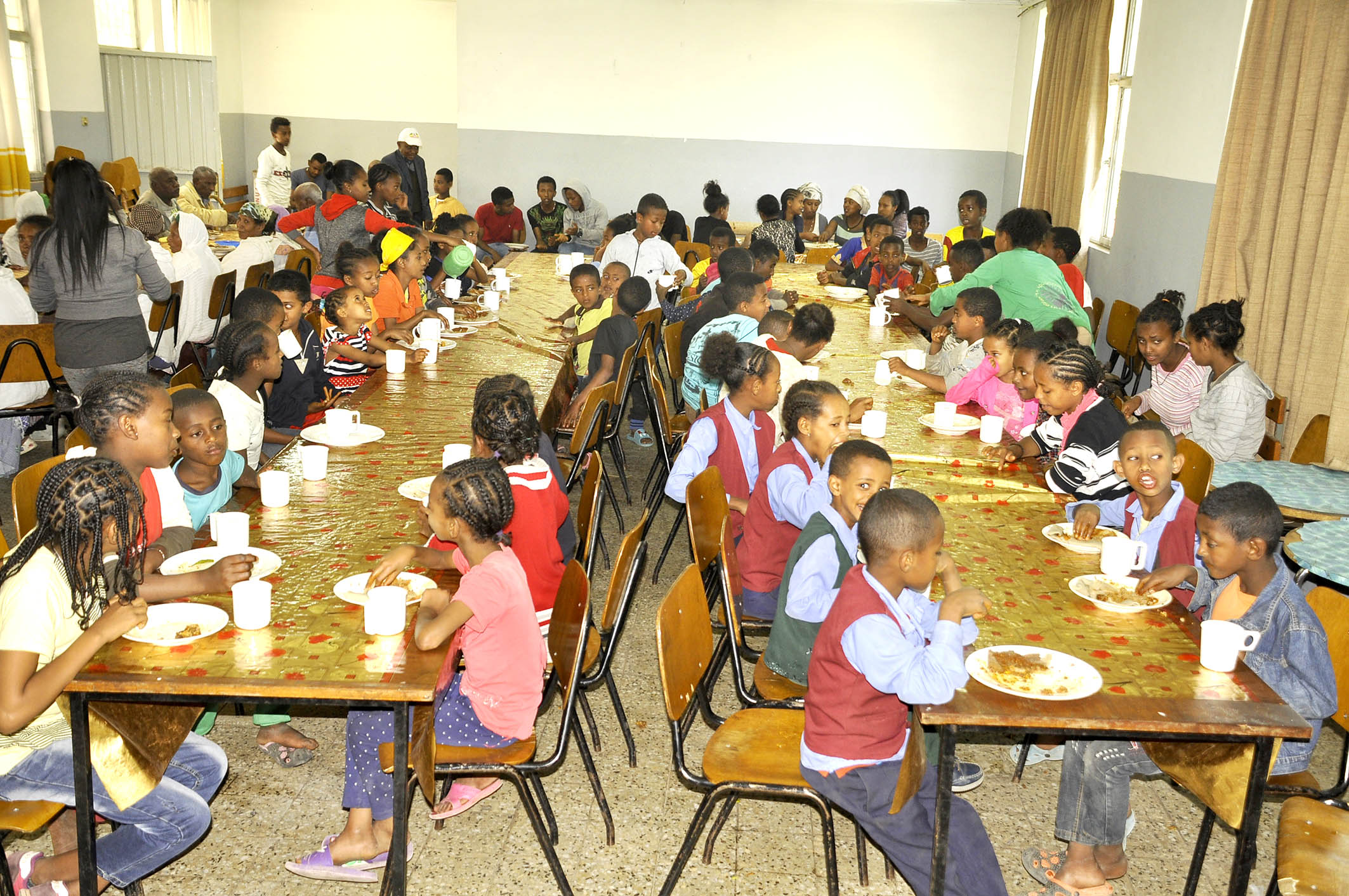Kinder beim Mittagessen
